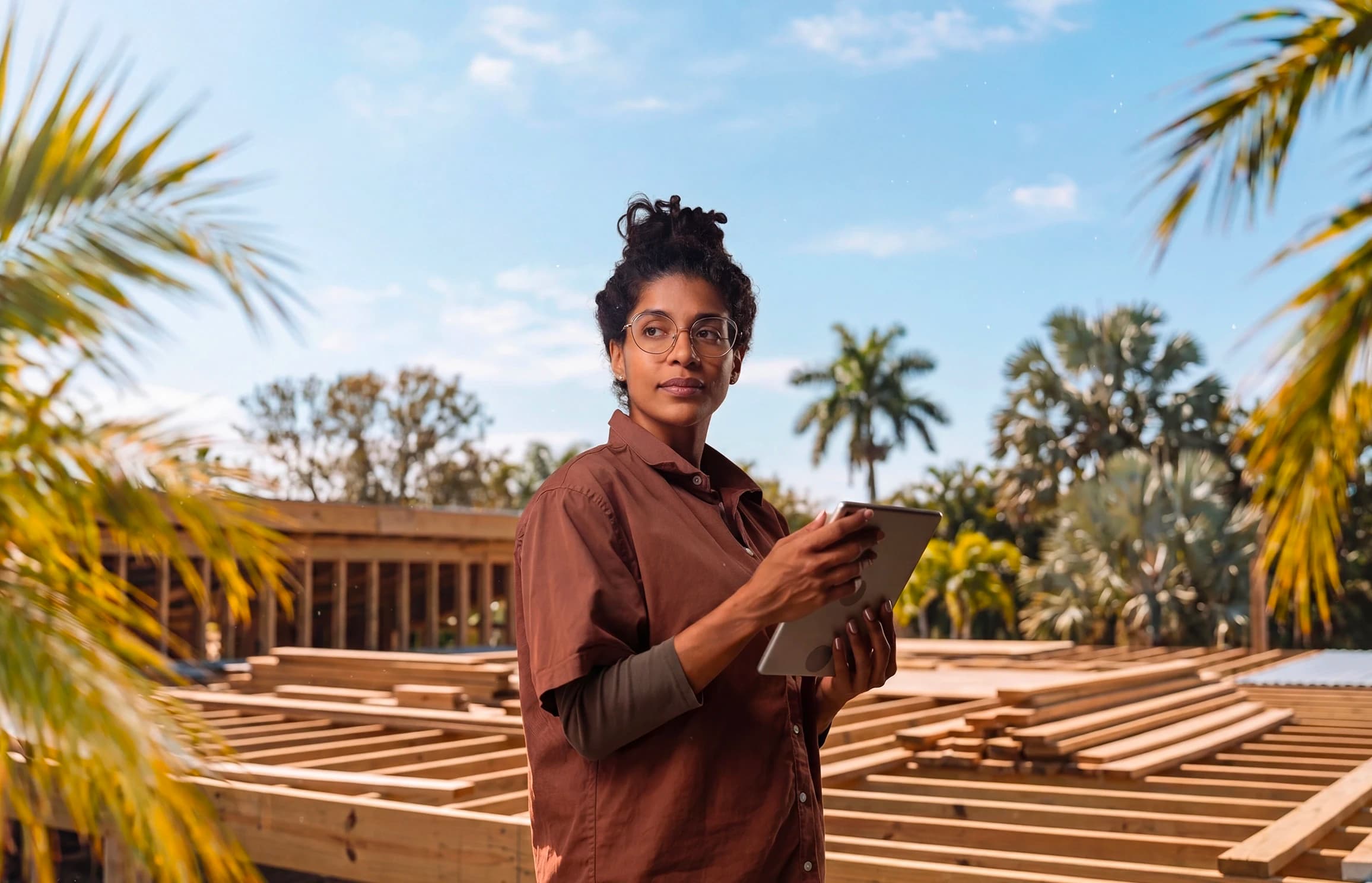 Un particulier et un artisan sur un chantier à La Réunion.